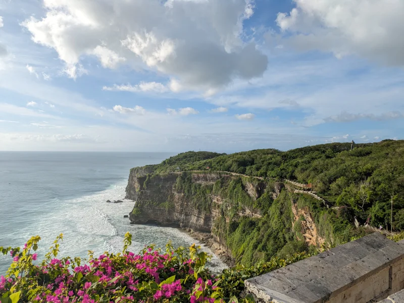 Acantilados Pura Luhur Uluwatu El mar y los altos acantilados llenos de vegetación que pueden verse desde Pura Luhur Uluwatu