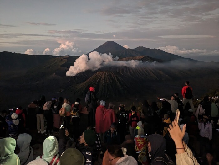 Vistas del monte Bromo durante el amanecer desde uno de los miradores lleno de turistas