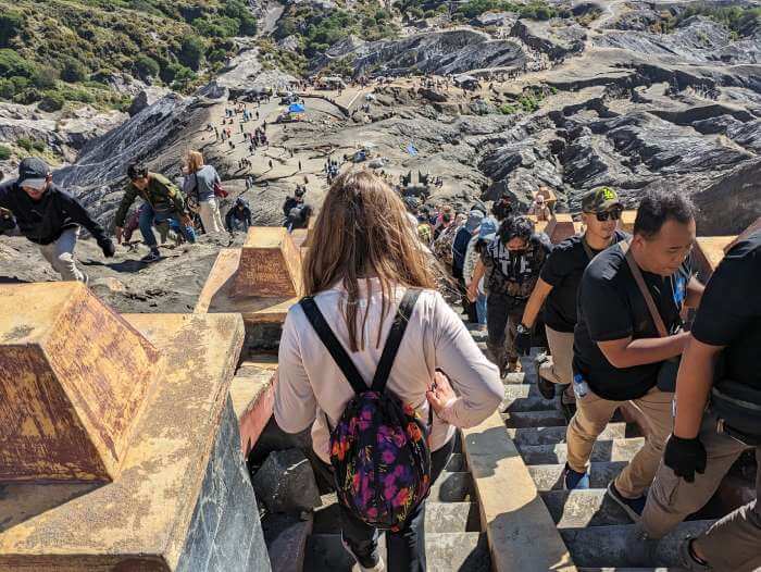 Bajando por las escaleras del crater del monte Bromo