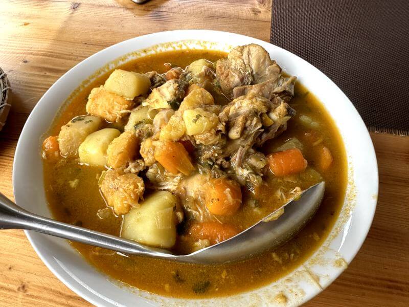 Plato de cachupa, un cocido de carne y verduras variadas muy tipico en Cabo Verde