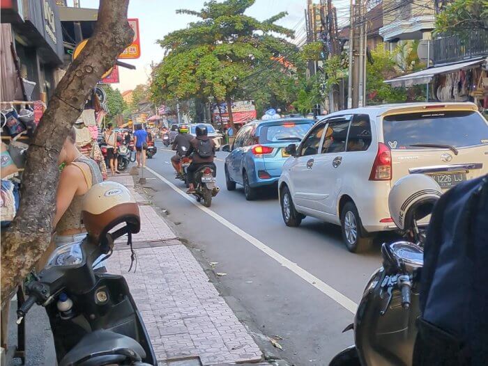 Calle de Bali con trafico intenso de motos y coches