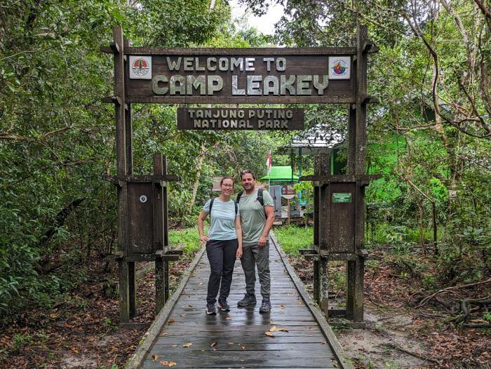 Nosotros debajo del cartel de la entrada al campamento Camp Leakey una de las visitas de la excursion para ver orangutanes en Borneo