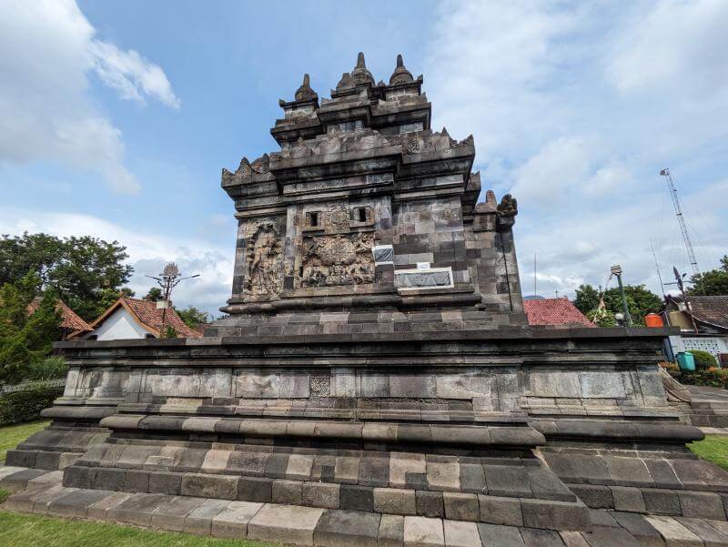 El templo Candi Pawon visto desde el lateral, en el que pueden distinguirse algunos relieves en la pared