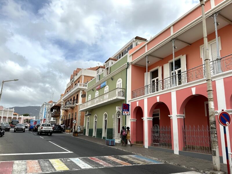 Calle de Mindelo donde pueden verse las casas de estilo colonial de diferentes colores