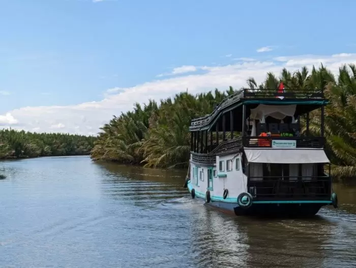 Vistas de un klotok navegando en la entrada al Parque Nacional de Tanjung Puting al inicio de nuestra excursion para ver orangutanes en Borneo