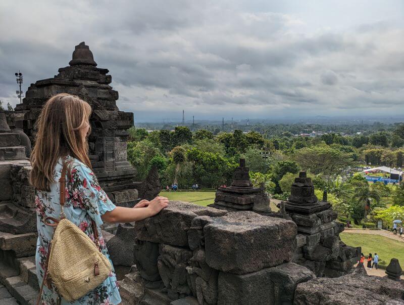 Yo de espaldas contemplando las visitas desde lo alto del templo Borobudur de Yogyakarta