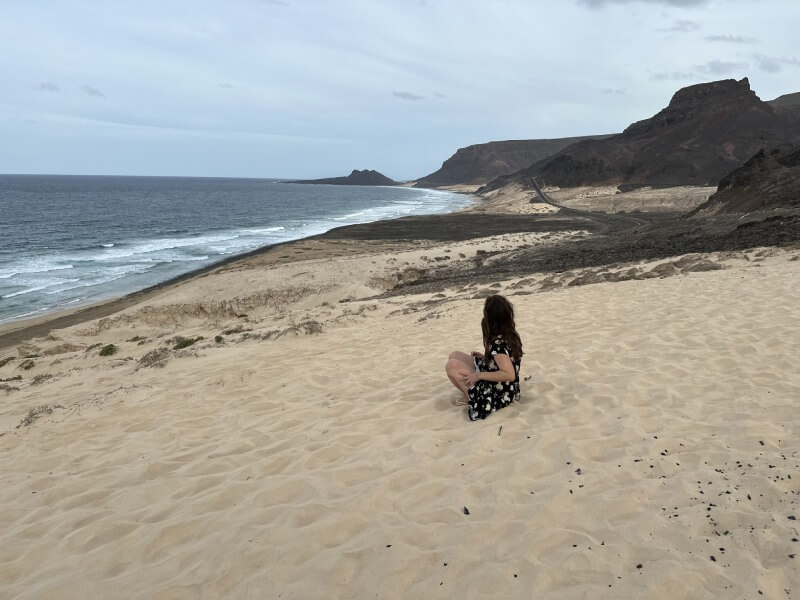 Vistas de la costa norte de Sao Vicente, donde puede verse el mar, las montañas volcanicas, dunas de arena blanca y negra y yo sentada mirando al horizonte