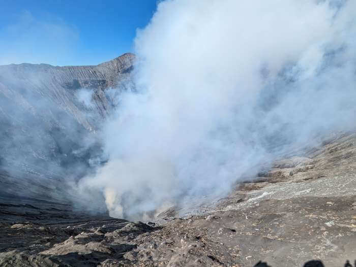 Vistas del crater humeante del Bromo