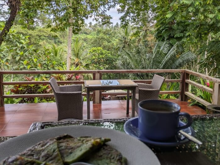 Desayunando en nuestro hotel de Bali con vistas a la selva