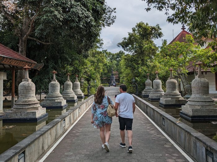 Jordi y yo de espaldas paseando por el recinto de uno de los templos cercanos a Yogyakarta