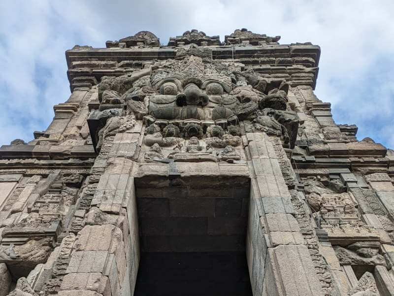 Relieves en la entrada de uno de los templos Prambanan de Yogyakarta