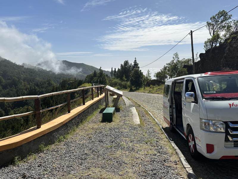 La furgoneta con la que hicimos la ruta por Santo Antao estacionada en la carretera adoquinada y los bosques de las montañas de Cova al fondo