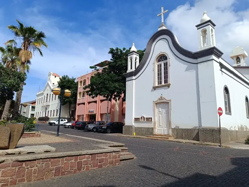 Iglesia Nossa Senhora da Luz El blanco edificio de la Iglesia de Nossa Senhora da Luz