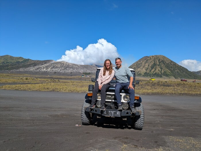 Nosotros sentados en nuestro jeep con el monte Bromo de fondo