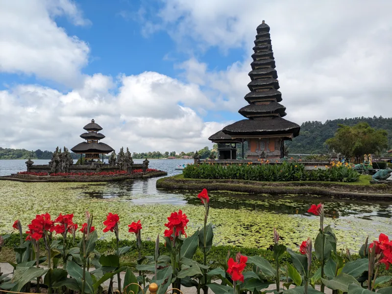 Lago del templo Pura Ulun Danu Bratan Los dos santuarios "meru" del templo Ulun Danu Bratan de Bali aparentemente flotando en el lago y rodeados de flores y vegetación