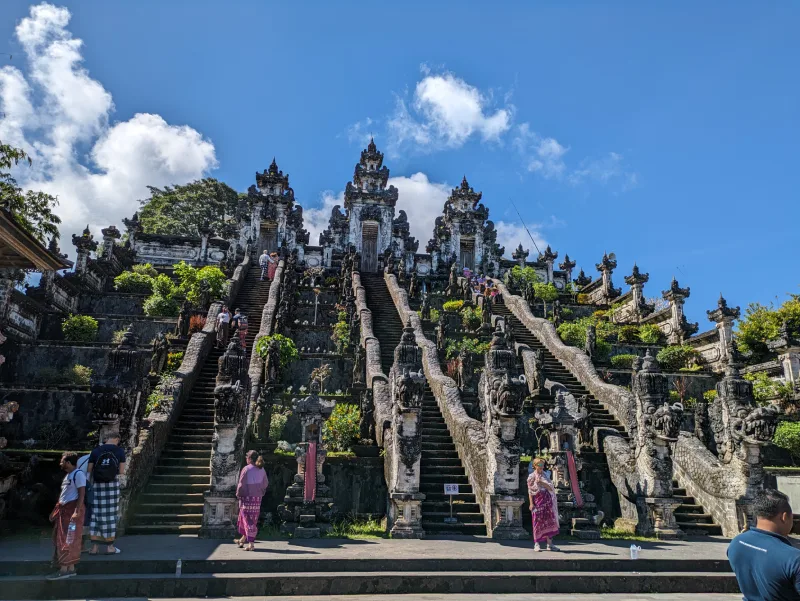 Templo Lempuyang Bali Las tres escalinatas del templo Lempuyang adornadas con esculturas de piedra