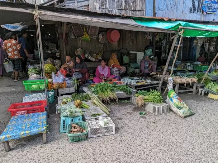 5 mujeres en sus puestos del mercado de Kalimantan Central