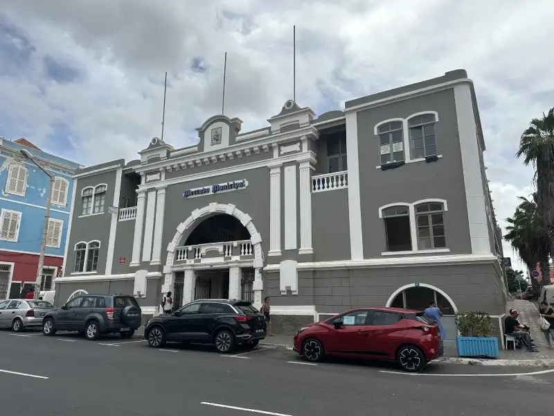 Mercado Municipal Mindelo Exterior del edificio gris y blanco del Mercado Municipal, uno de los sitios que ver en Mindelo