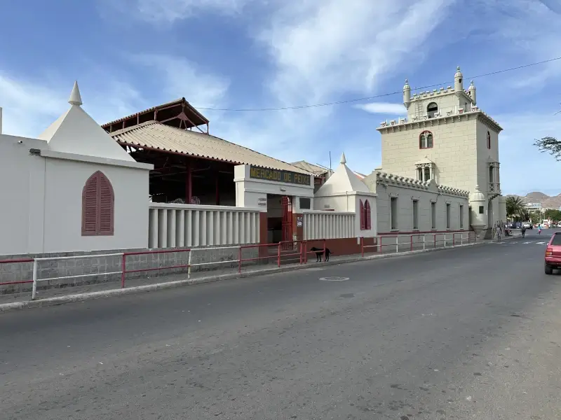 Mercado do Peixe y réplica de la Torre de Belem Recinto exterior del Mercado do Peixe y justo al lado la réplica de la Torre de Belem de Mindelo