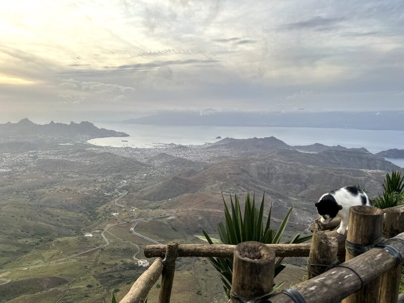 Vistas de la isla de Sao Vicente desde el Monte Verde y de un gato apoyado a la cerca