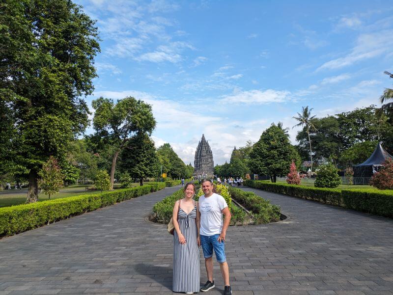 Jordi y yo en el recinto de los templos Prambanan, con el más alto al fondo