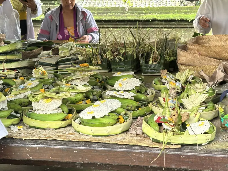 Varias ofrendas preparadas con hojas, flores y arroz por un grupo de mujeres balinesas en Pura Luhur Batukaru