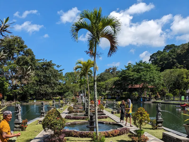 Jardines Palacio Tirta Gangga Jardines del Palacio Tirta Gangga, llenos de vegetación y pequeños estanques de agua