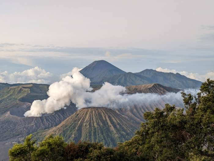 Vista panoramica del monte Bromo con su crater humeante desde uno de los miradores