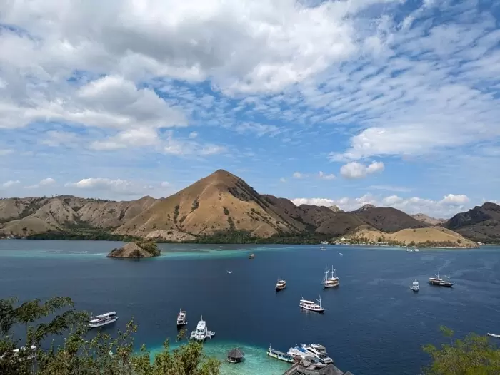 Vistas de las montañas aridas y el mar desde lo alto de la isla Kelor del Parque Nacional de Komodo