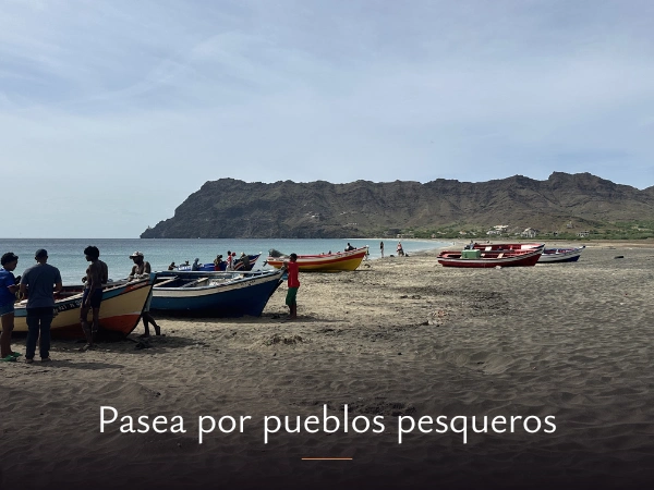 Barcas tradicionales en la arena de la playa de São Pedro, una de nuestras paradas en el viaje en grupo a Cabo Verde