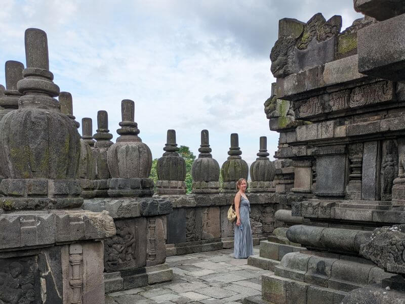 Yo paseando por dentro de uno de los templos de Prambanan