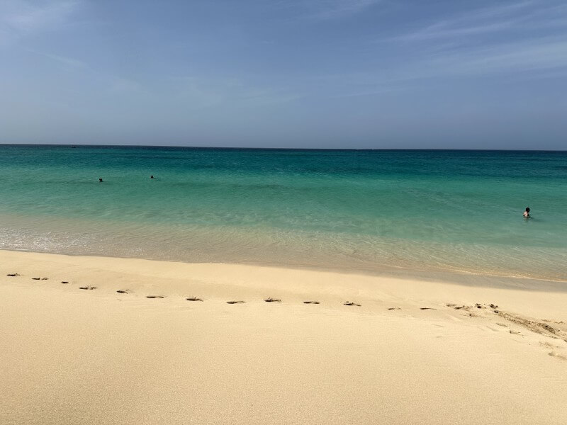 Aguas azul turquesa y arena blanca de la playa Ponta Preta de la isla de Sal