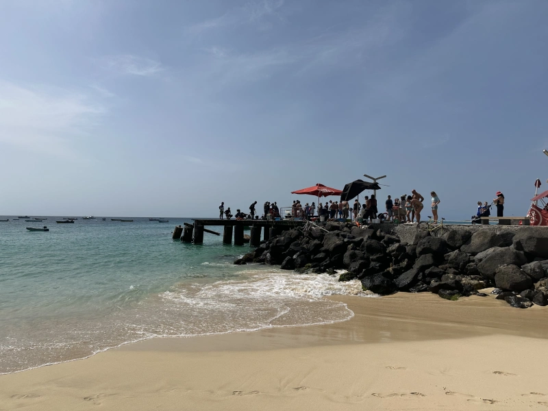 Pontao de Santa Maria El Pontao de Santa Maria, un muelle de madera parcialmente dañado en su extremo, donde se reúne un grupo de personas locales y turistas