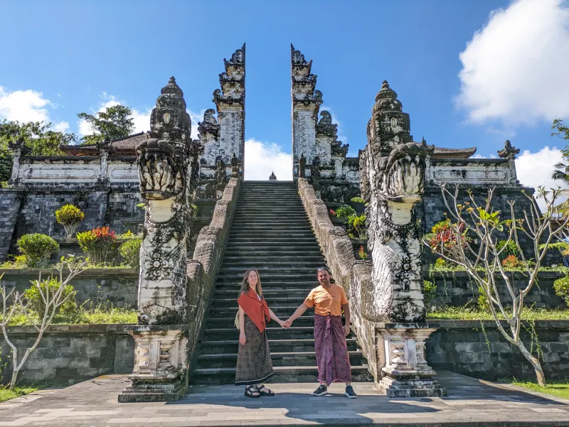 Puertas del cielo templo Lempuyang Jordi y yo dándonos la mano frente a las escaleras del Templo Lempuyang, al otro lado de las puertas del cielo