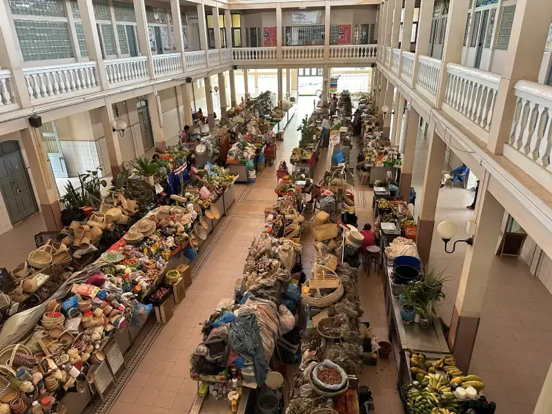 Puestos Mercado Municipal Mindelo Vista desde arriba de todos los puestos del Mercado Municipal de Mindelo llenos de frutas, verduras, cestos y sombreros de mimbre