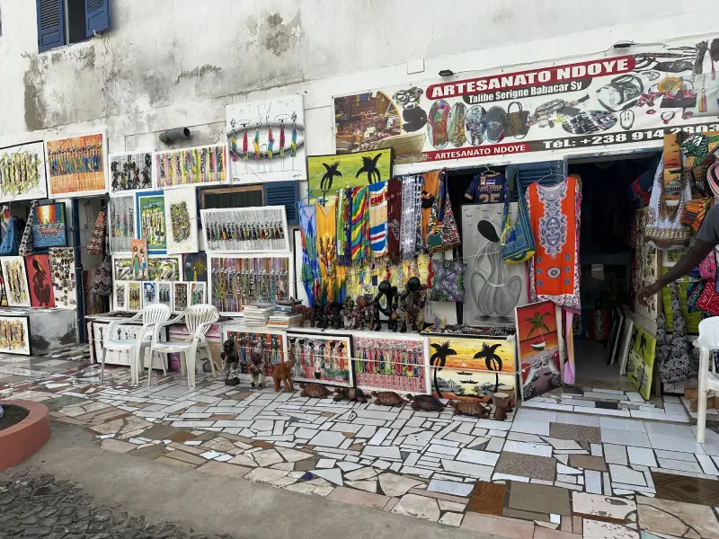 Puestos calles de Santa Maria Puesto de souvenirs en el que puede apreciarse varias pinturas representando la cultura del país