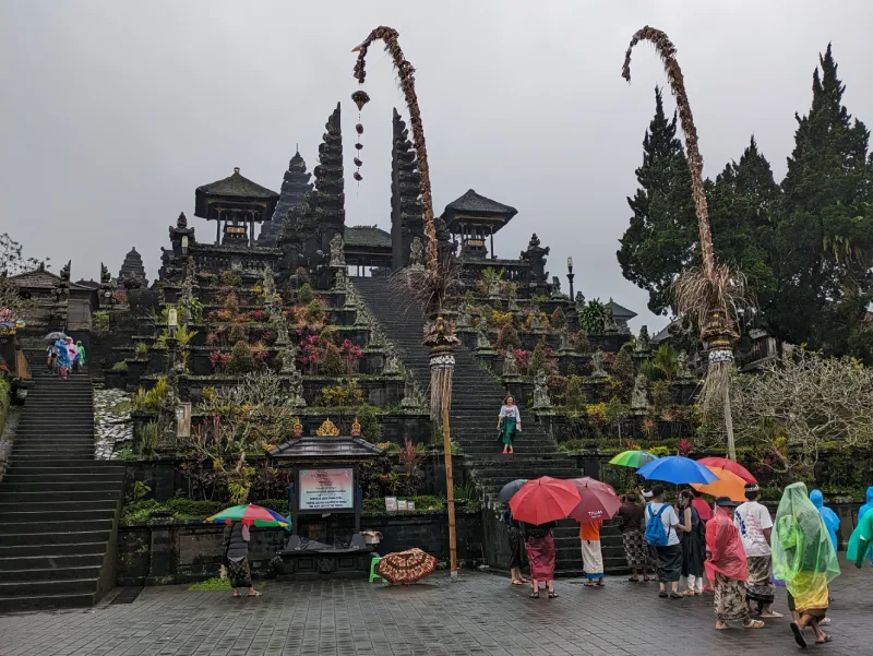 Pura Besakih Escalinata del templo Pura Besakih, con varios niveles decorados con vegetación y esculturas balinesas