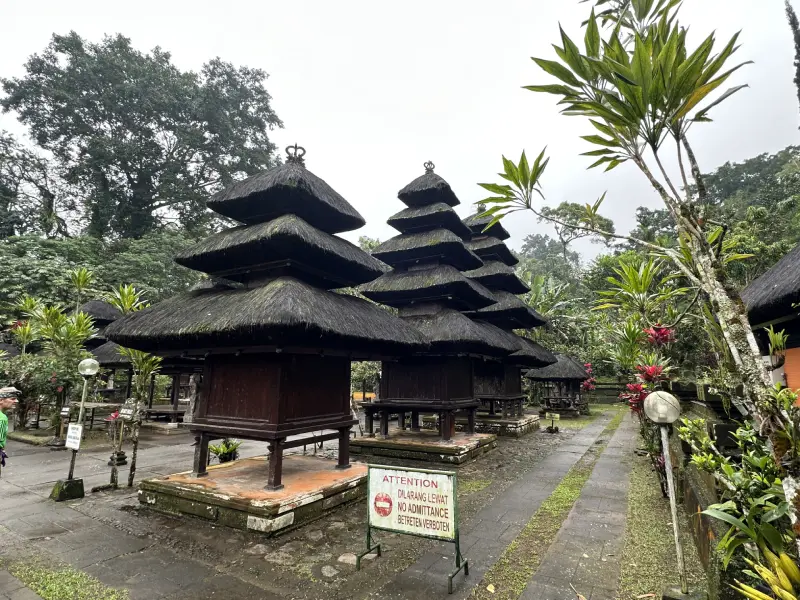 Diferentes merus rodeados de los jardines del templo Pura Luhur Batukaru, uno de los templos más importantes que ver en Bali
