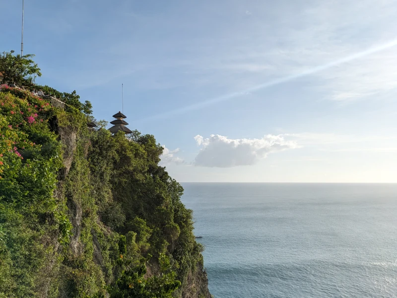 Pura Luhur Uluwatu sobre el acantilado Acantilado sobre el mar lleno de vegetación con el templo Uluwatu en lo alto