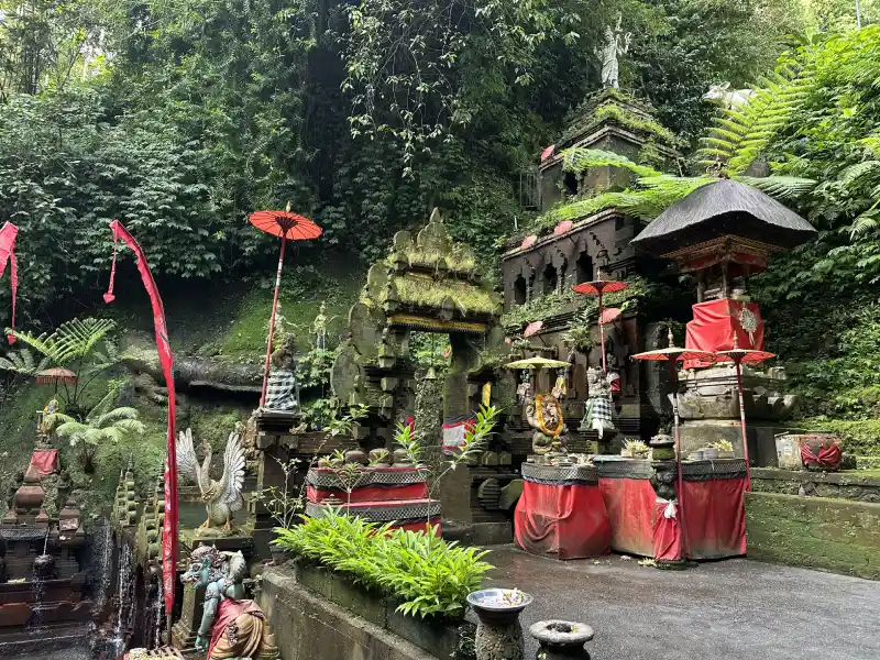 Detalles del templo de Bali Pura Taman Pecampuhan Sala rodeado de vegetación