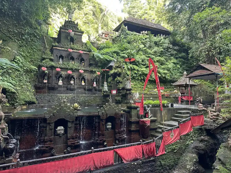 Estructura principal con esculturas y fuentes del templo Pura Taman Pecampuhan Sala