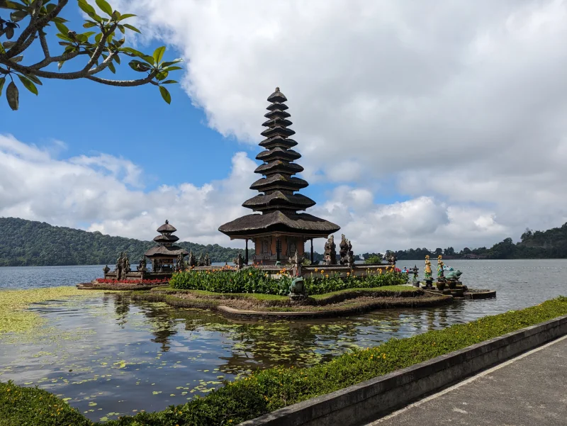 Pura-Ulun-Danu-Bratan Los dos santuarios "meru" de Pura Ulun Danu Bratan aparentemente flotando encima del lago, uno de los templos más bonitos de Bali