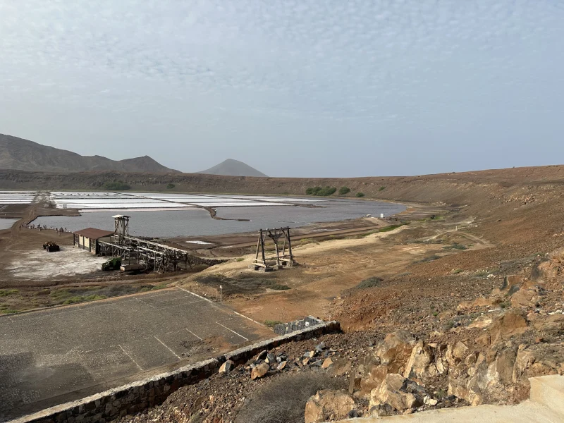 Antiguas instalaciones de las Salinas de Pedra de Lume Paisaje árido que rodea las Salinas de Pedra de Lume, donde pueden verse algunas de sus antiguas instalaciones y las balsas de sal