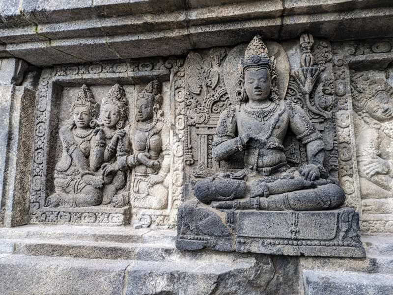 Relieves de buda en las paredes de los templos de Prambanan