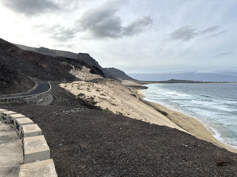 Vistas del mar, dunas de arenas blanca y negra y de la carretera por la que recorrimos la costa norte de Sao Vicente