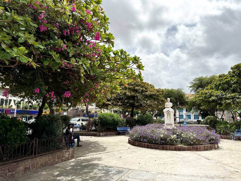 La Amílcar Cabral Square, una placita de la ciudad de Mindelo llena de flores, arboles y bancos