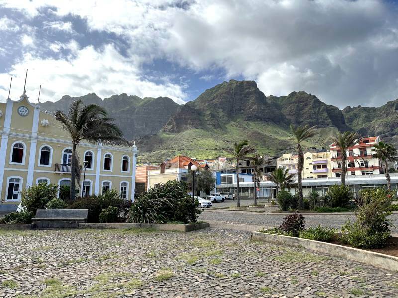 Placita del pueblo Ponta do Sol, donde puede observarse un edificio con un reloj, varias casas y las montañas de fondo