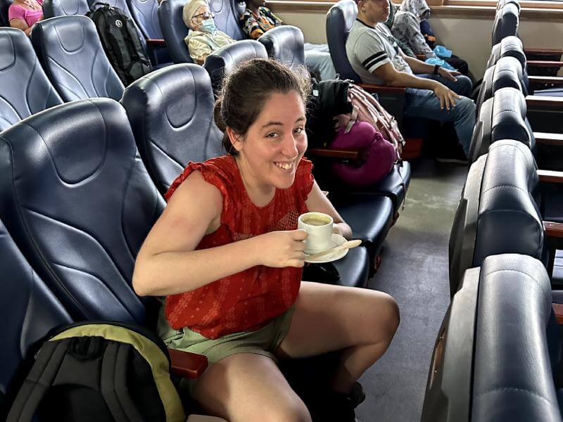 Mi amiga Ari haciendo malabarismos para que no se le cayera el cafe en el ferry hacia Santo Antao