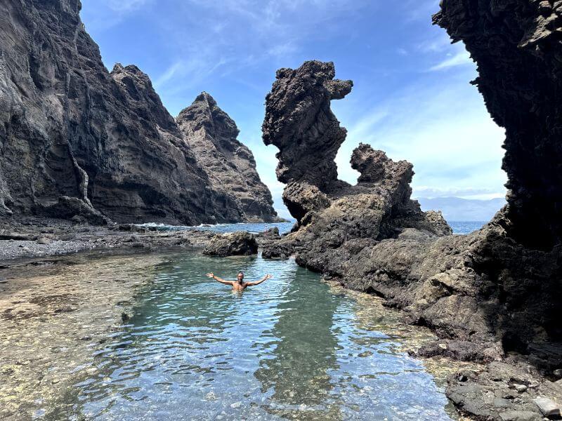 Nuestro guia bañandose en las piscinas naturales cerca de Sao Pedro, una de las aventuras mas divertidas de nuestra ruta de 7 dias por Cabo Verde