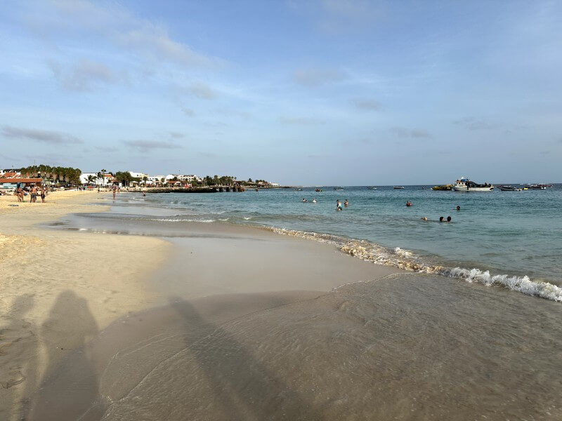 Varias personas bañandose en la playa de Santa Maria